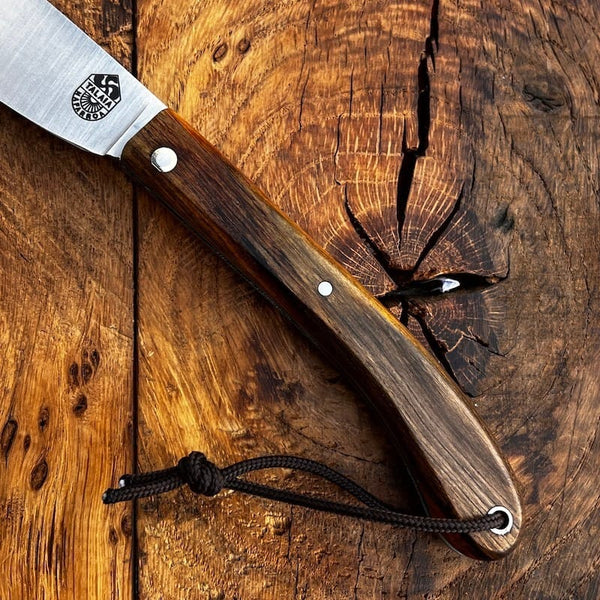 LE COUTEAU BASQUE TALAIA NAFARROA est un couteau basque de pliant, né au pays basque à Saint Jean Pied de Port. Il est symbolique de la province de la Basse Navarre.