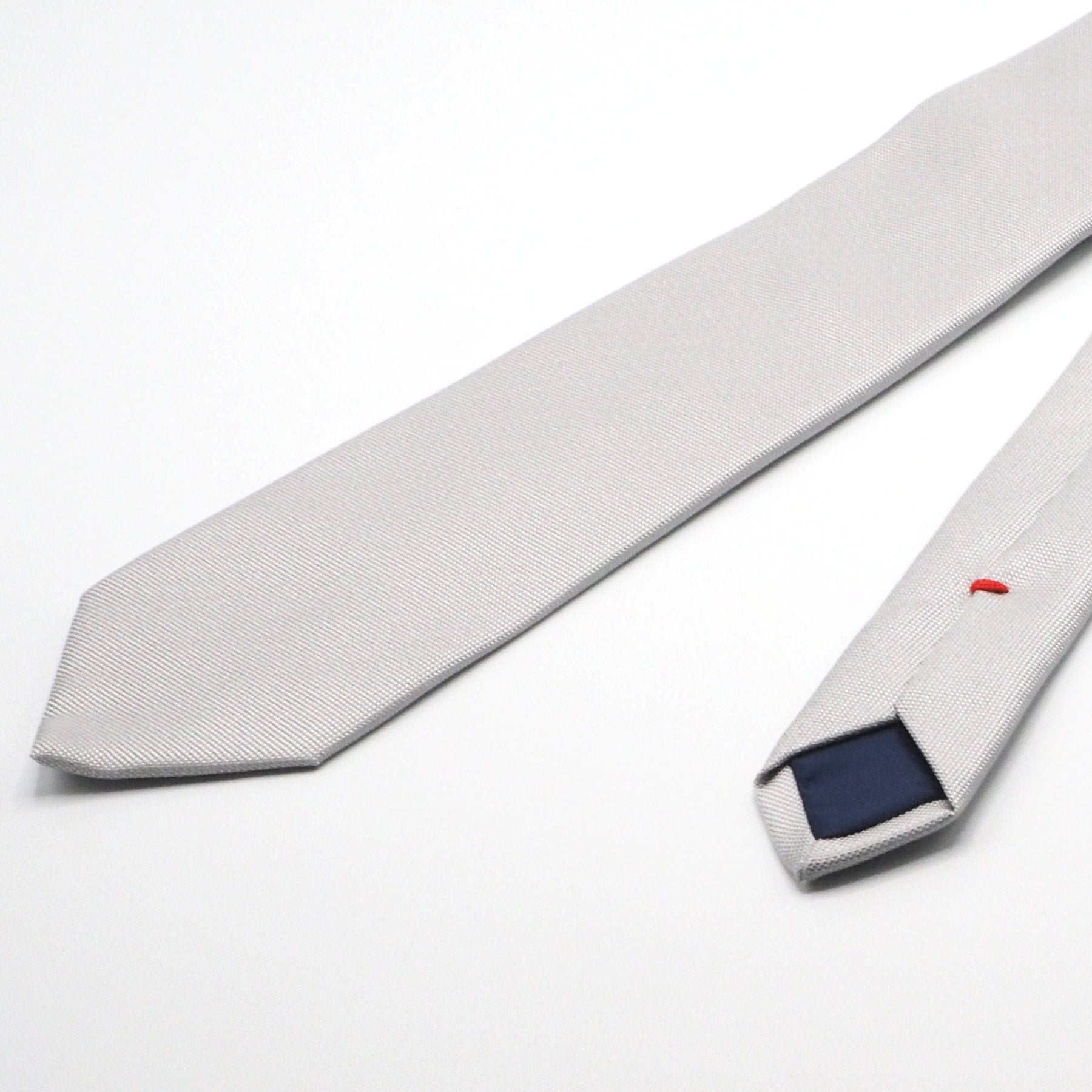 Silver tie in pure silk