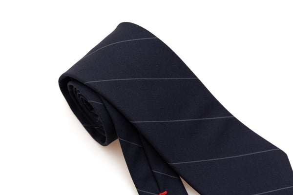 Temno modra kravata z tankimi črtami iz čiste volne