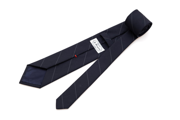 Temno modra kravata z tankimi črtami iz čiste volne