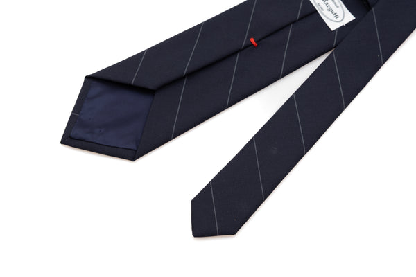 Temno modra kravata z tankimi črtami iz čiste volne