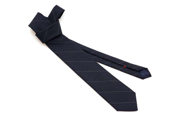 Temno modra kravata z tankimi črtami iz čiste volne