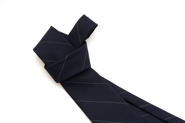 Temno modra kravata z tankimi črtami iz čiste volne