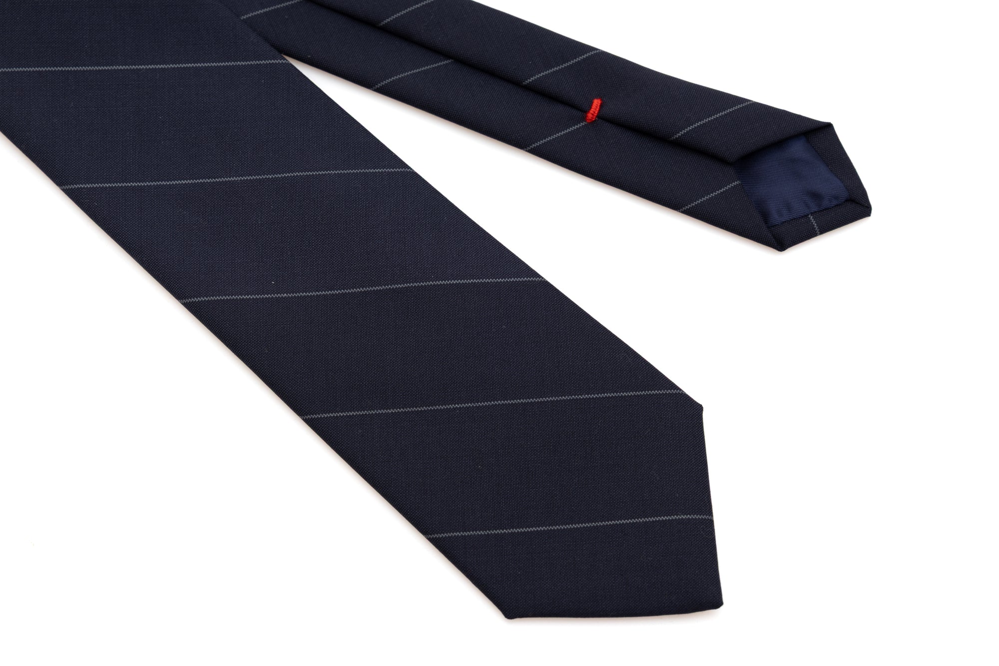 Temno modra kravata z tankimi črtami iz čiste volne