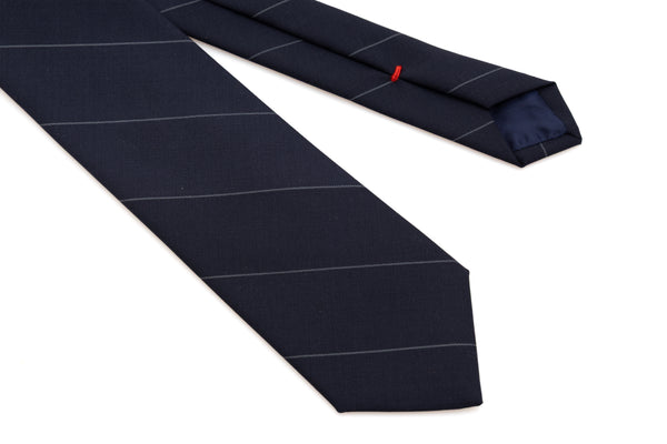 Temno modra kravata z tankimi črtami iz čiste volne