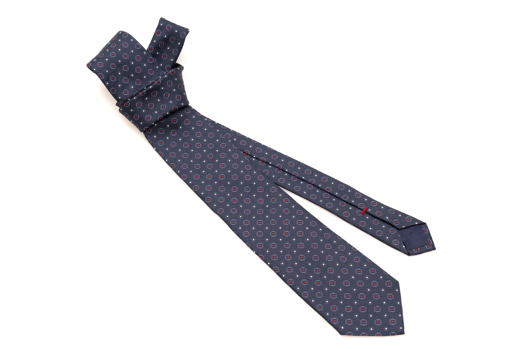 Cravate bleue avec motif rouge en pure soie