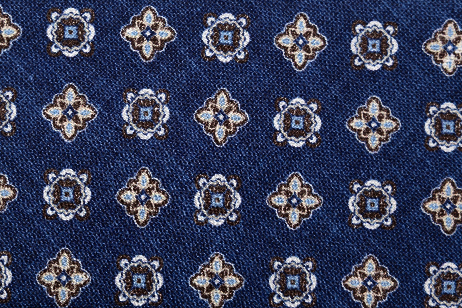 Světle modrá kravata s geometrickým vzorem z čistého hedvábí