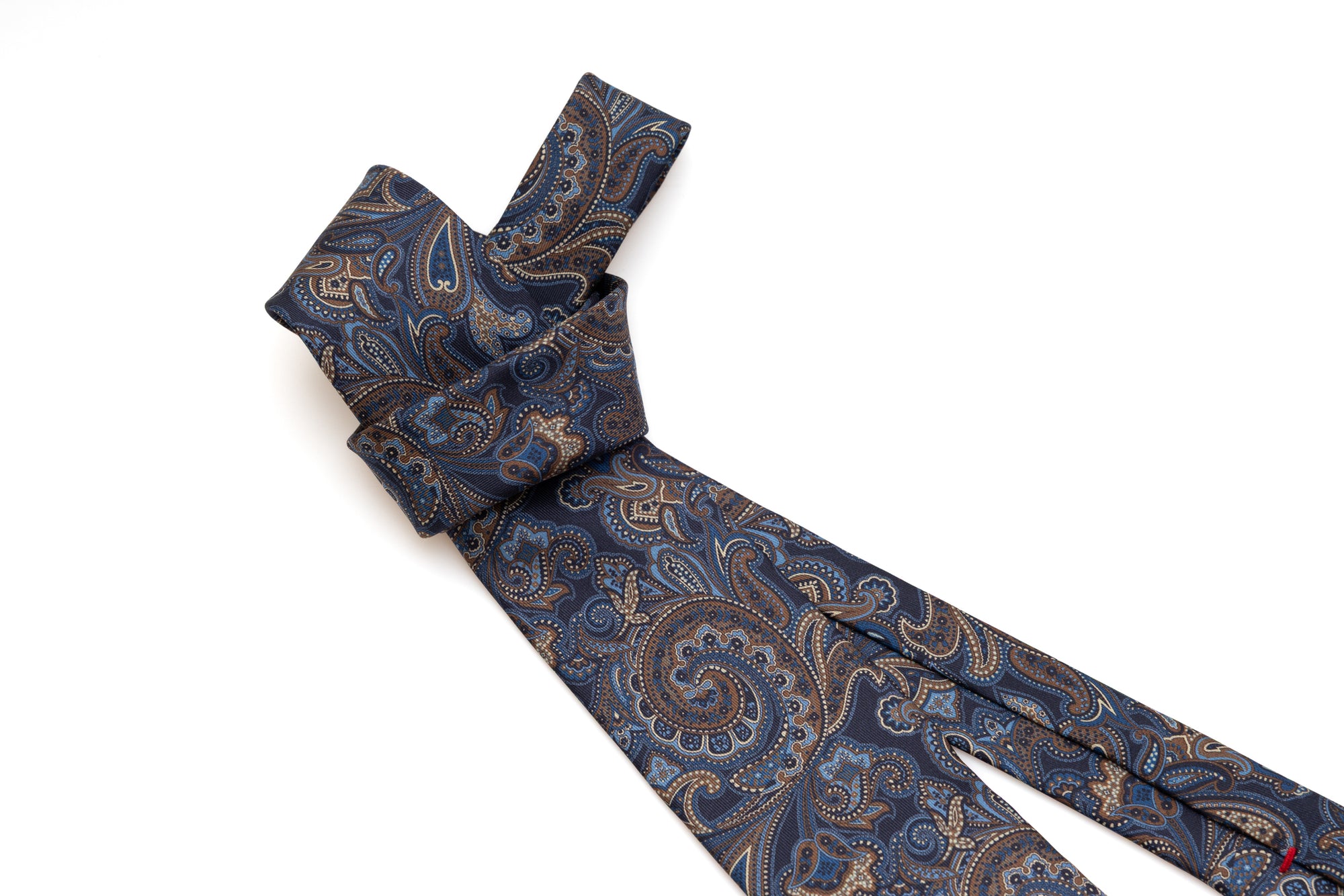 Cravate à fond bleu avec motif paisley en soie pure