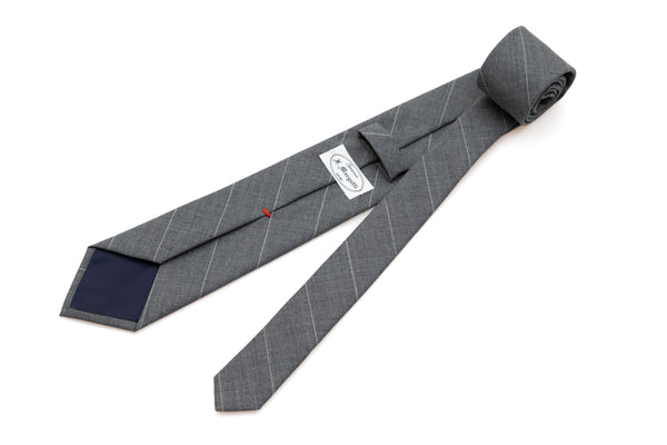 Corbata gris con fina raya de lana pura