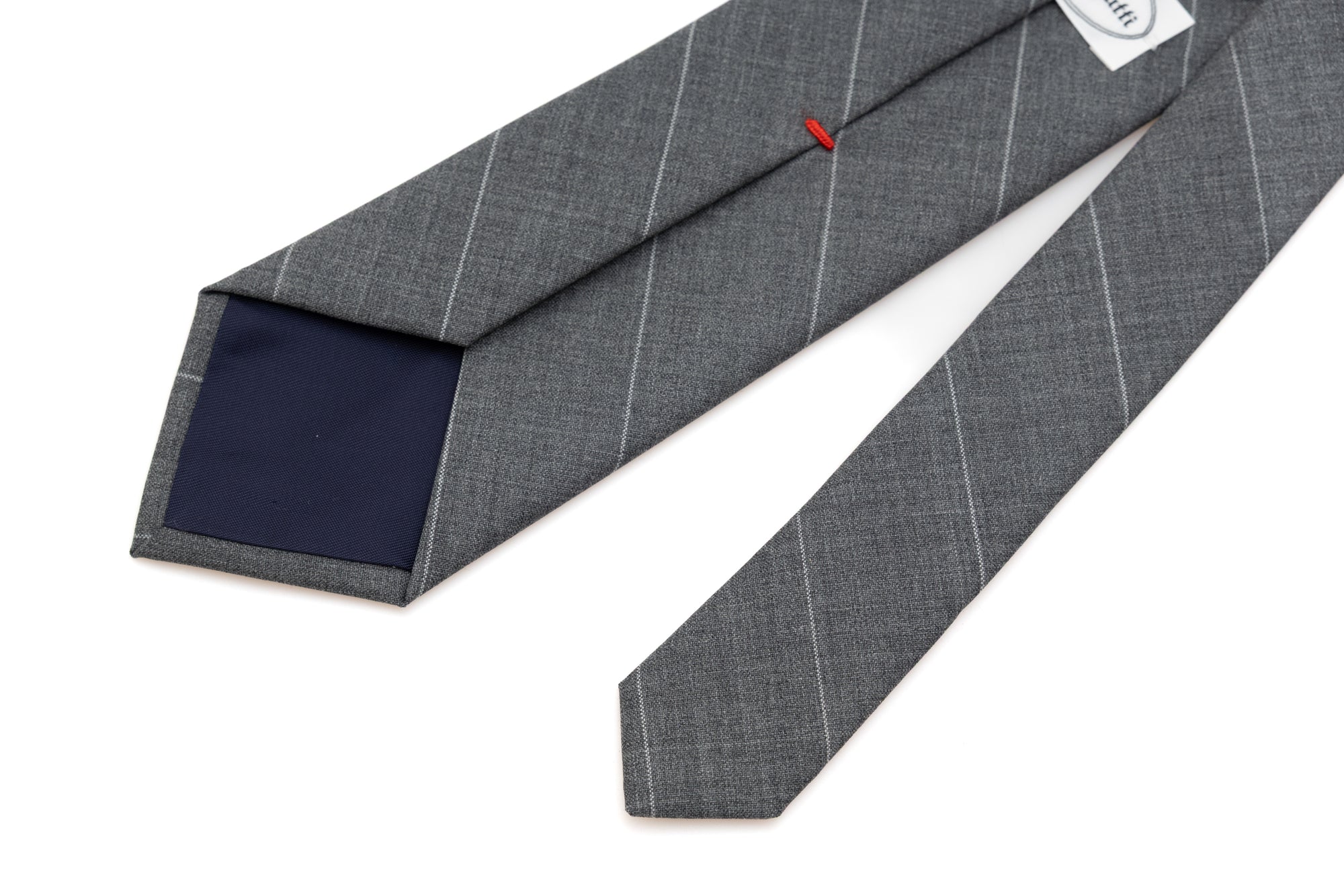 Corbata gris con fina raya de lana pura