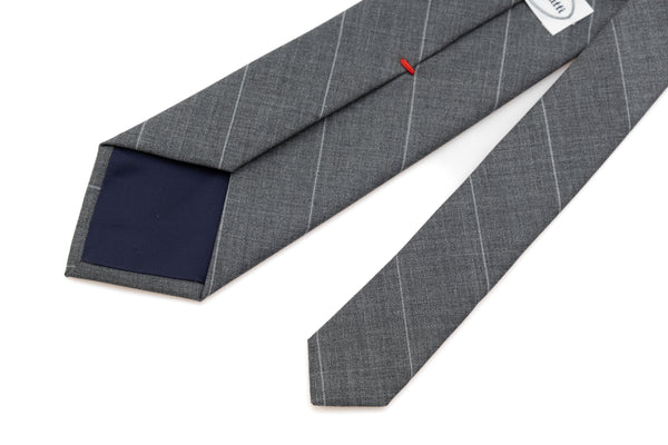 Corbata gris con fina raya de lana pura