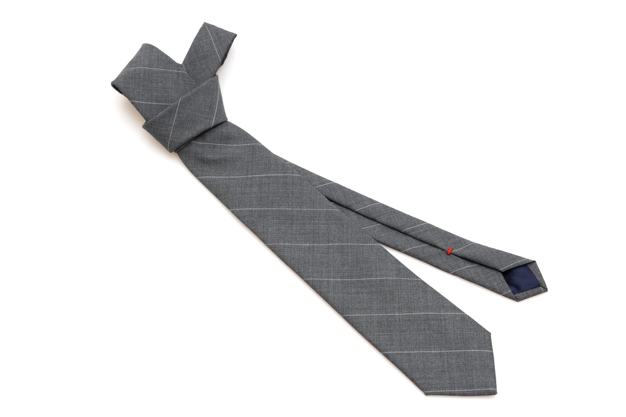 Corbata gris con fina raya de lana pura