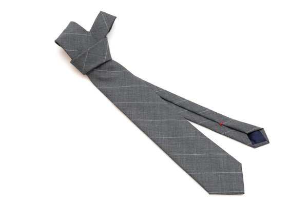 Corbata gris con fina raya de lana pura