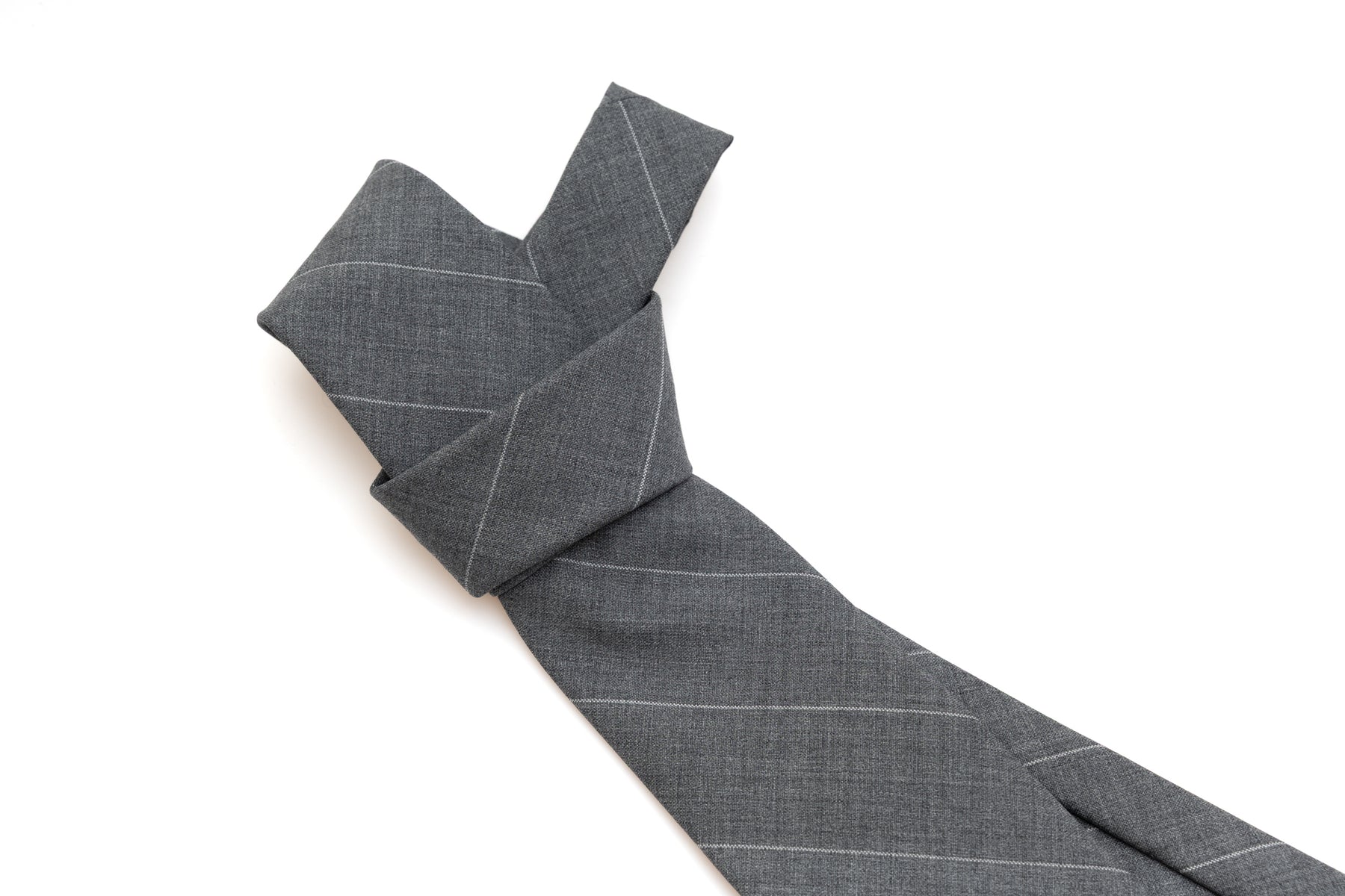 Corbata gris con fina raya de lana pura