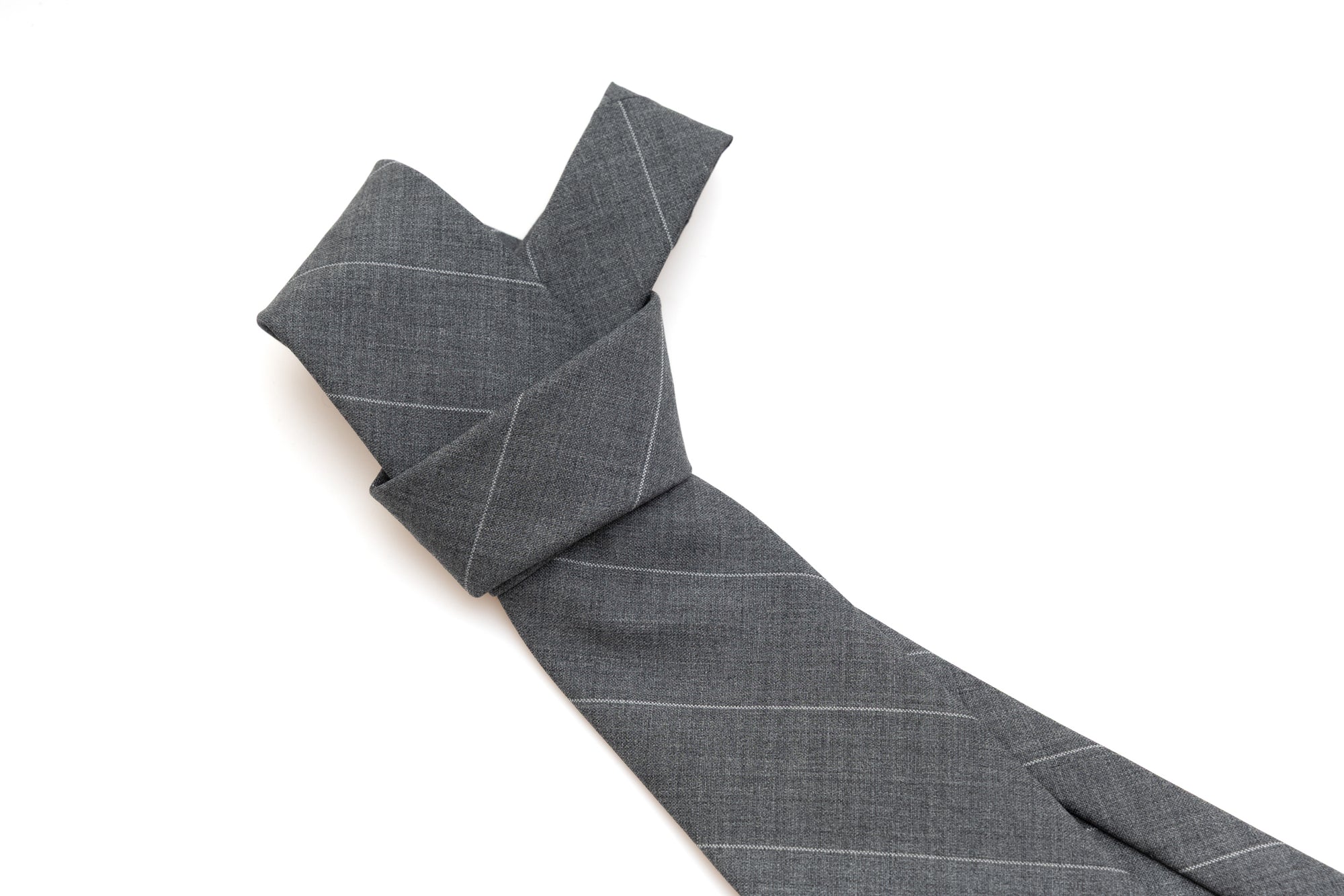 Corbata gris con fina raya de lana pura