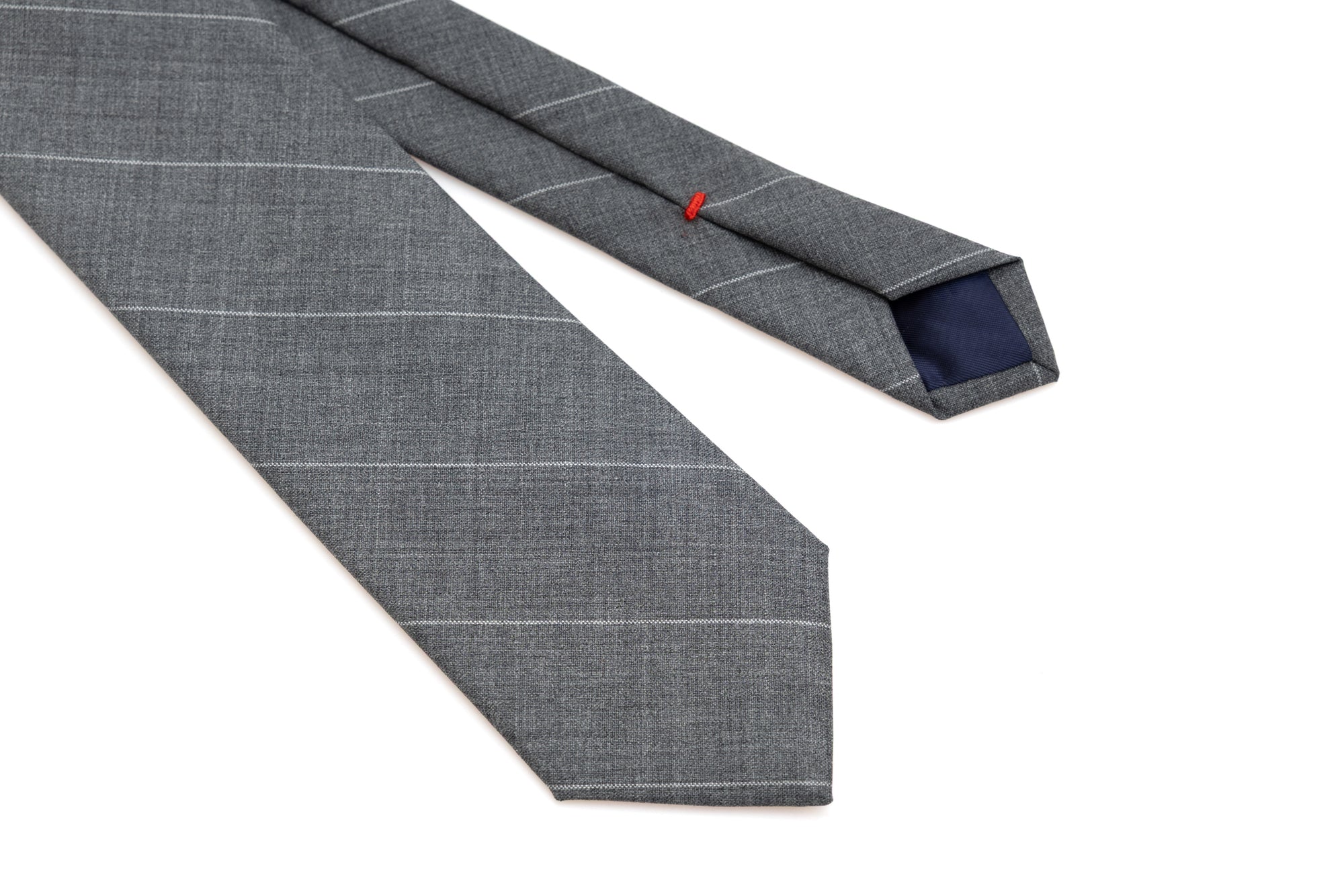 Corbata gris con fina raya de lana pura