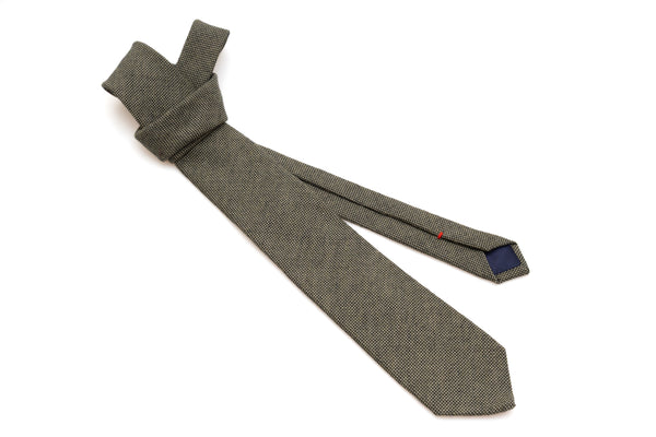 Pezd z vezenim mikro vzorcem iz čiste volne