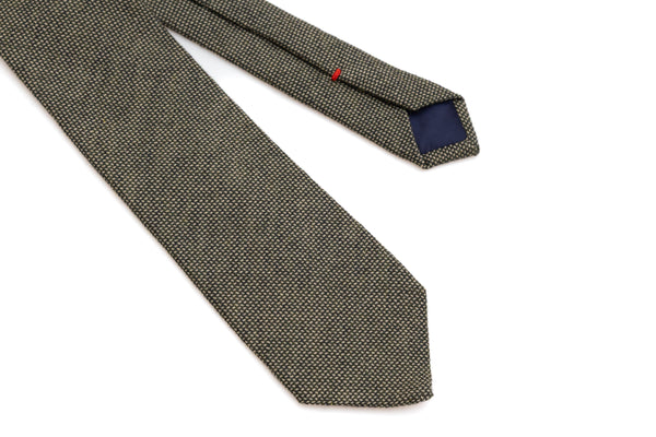 Pezd z vezenim mikro vzorcem iz čiste volne