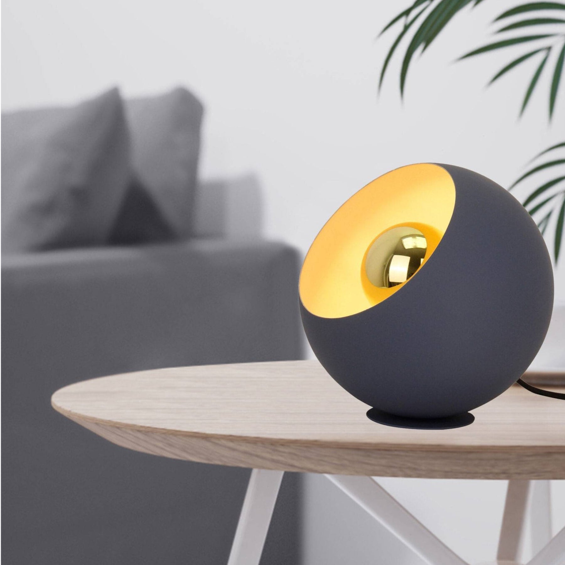 Occhio tafellamp van Chericoni, Ø 20 cm, navy blue kap, duurzaam ontwerp in ijzer en metaal voor sfeervolle verlichting