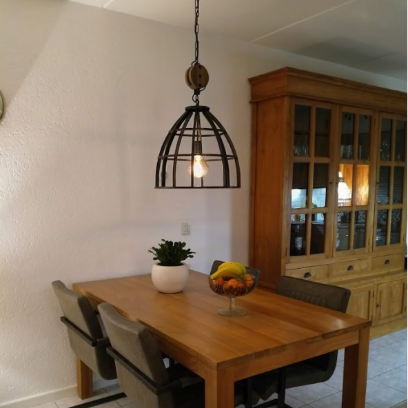 Zwarte Chericoni Aperto hanglamp met houten detail, Ø47 cm, E27 fitting, stijlvol en eigentijds.