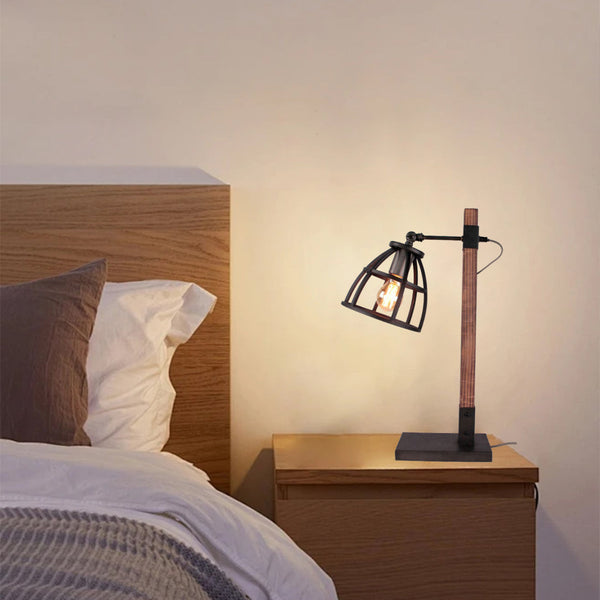 Chericoni Aperto tafellamp Ø18 cm op een kastje in een modern industrieel interieur, die een warme en sfeervolle uitstraling geeft.