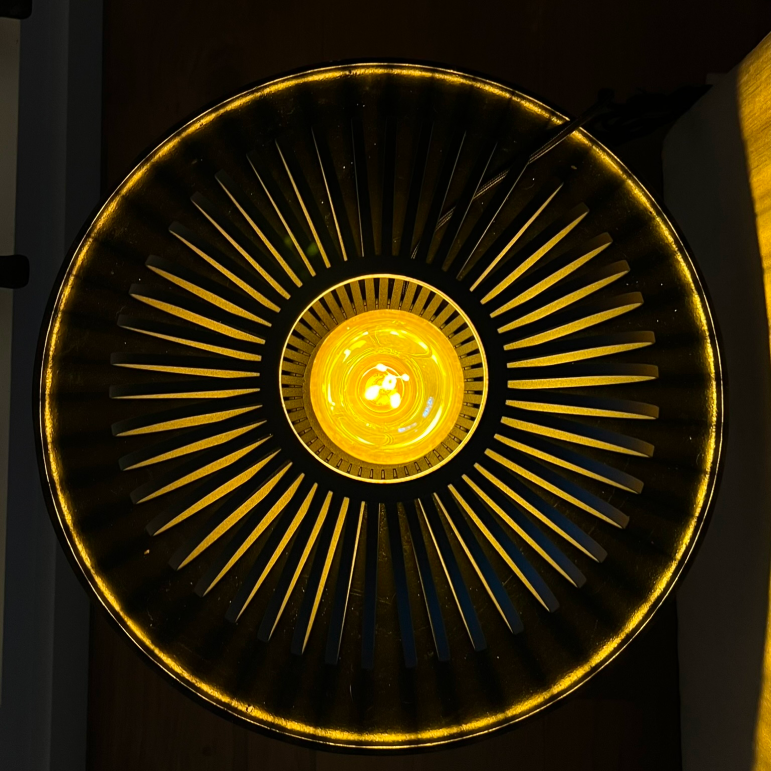 Stilvolle Chericoni Curvato Tischlampe, Ø30 cm, 1-flammig, E27, Schwarz, verbindet minimalistisches Design mit praktischer Beleuchtung.