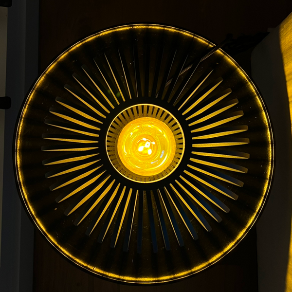 Stilvolle Chericoni Curvato Tischlampe, Ø30 cm, 1-flammig, E27, Schwarz, verbindet minimalistisches Design mit praktischer Beleuchtung.