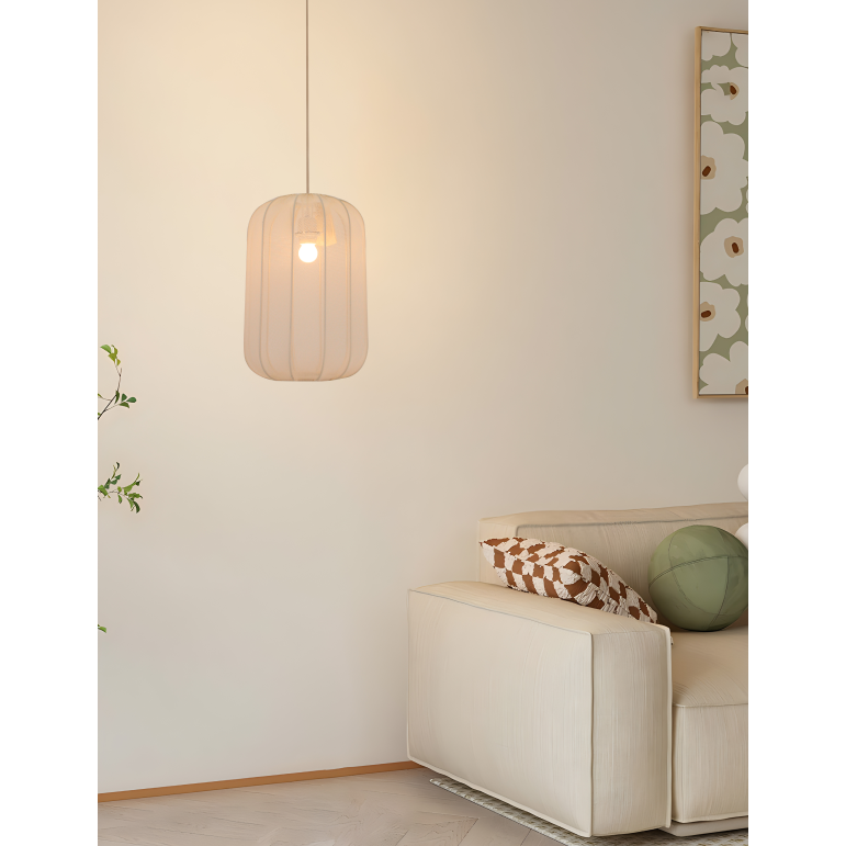 Lecce hanglamp met luchtige, afgeronde textielkap die warm en zacht licht verspreidt.