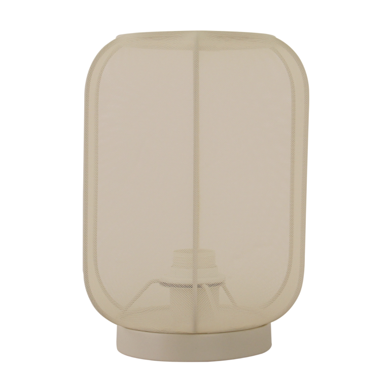 Sfeervolle Lecce tafellamp die warm licht geeft in een minimalistisch interieur.