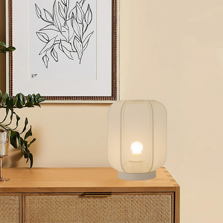 Sfeervolle Lecce tafellamp die warm licht geeft in een minimalistisch interieur.