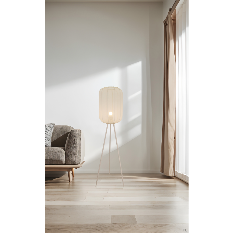Lecce vloerlamp naast een bank of fauteuil, creëert rust en warmte in de kamer.