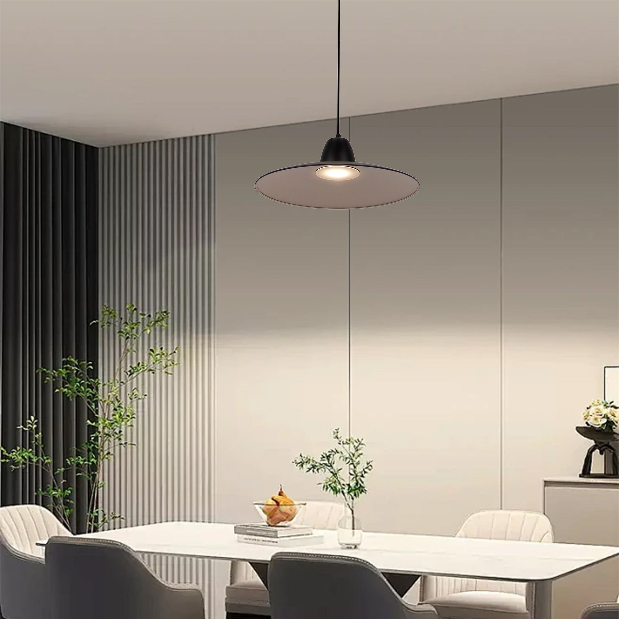 De Chericoni Mantua Hanglamp (1-lichts) in zwart met crèmekleurige binnenkant creëert een stijlvolle en warme sfeer in huis. Deze moderne hanglamp met Italiaans design is ideaal voor boven de eettafel. Ontdek de Mantua serie!