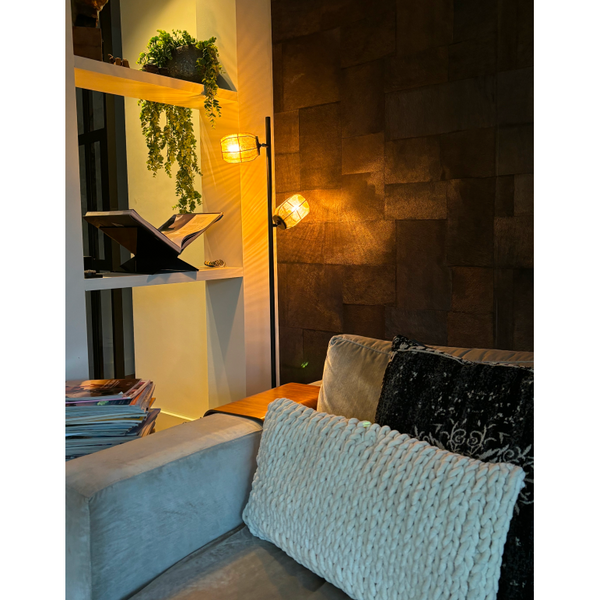 Naturfarbene Stehlampe mit Juteschirm neben Sofa