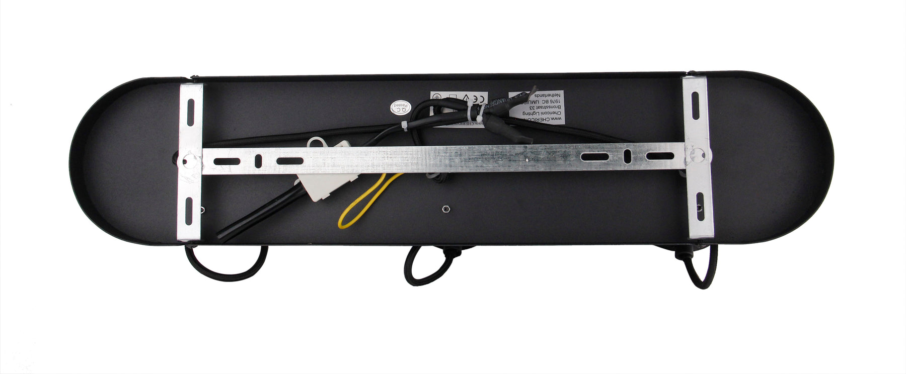 Montage van de Chericoni Nature Trapeze plafondspot zwart, 3 lichts, Ø11 cm, E14 fitting, voor eenvoudige installatie in moderne interieurs.