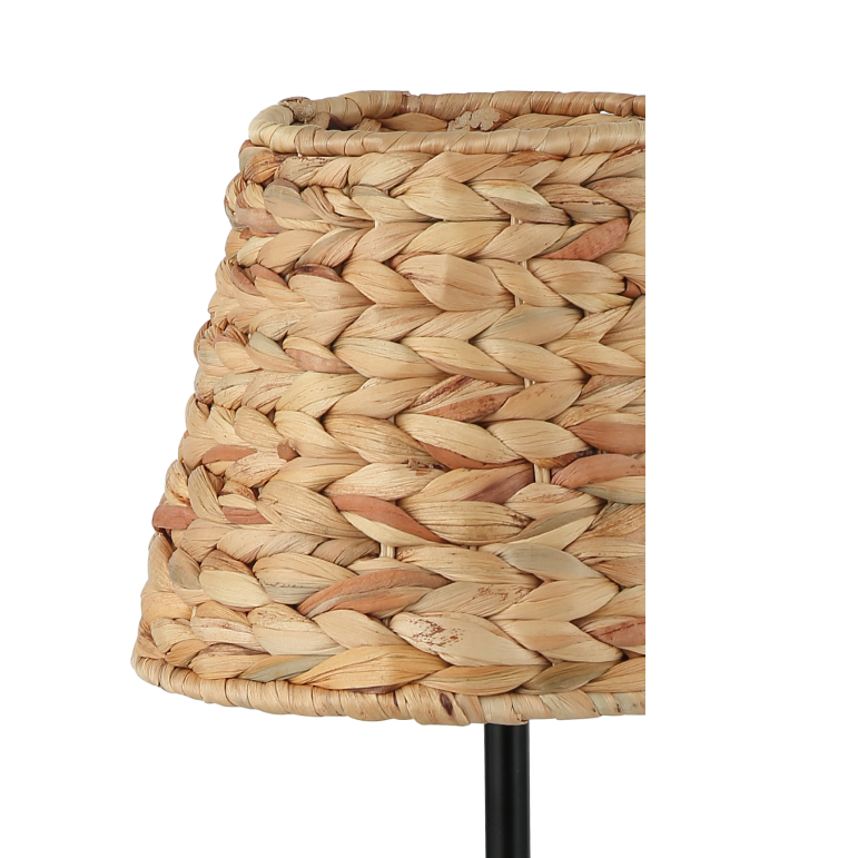 Charmante Chericoni Nature Treccia Tischlampe, Ø25 cm, 1-flammig, aus Bambus gefertigt. Ihr natürliches Design harmoniert hervorragend mit modernen, skandinavischen oder boho-inspirierten Einrichtungsstilen.