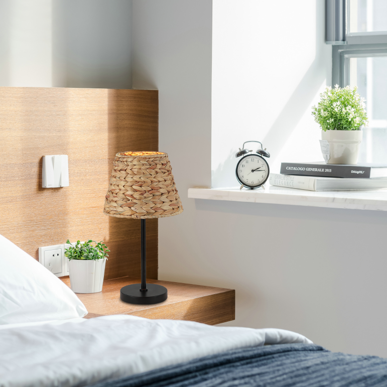 Stilvolle Tischlampe Chericoni Nature Treccia, Ø25 cm, 1-flammig, aus naturfarbenem Bambus. Ihr handgeflochtenes Design spendet warmes, diffuses Licht und schafft ein behagliches Ambiente in Wohn- oder Schlafräumen.