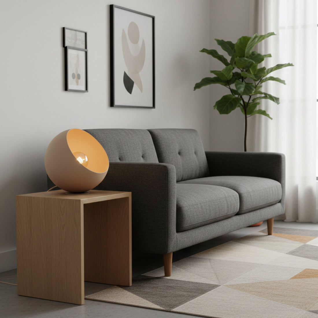 Zandkleurige tafellamp van Chericoni. Perfect voor moderne interieurs.