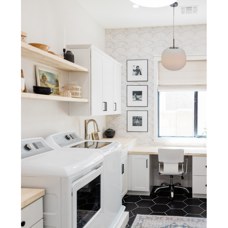 Elegante Chericoni Opalino Hängelampe, Ø38 cm, 1-flammig, aus weißem Glas. Sie bietet sanftes, diffuses Licht, das eine warme Atmosphäre schafft. Ideal für moderne Wohnräume, Essbereiche oder stilvolle Lounges.