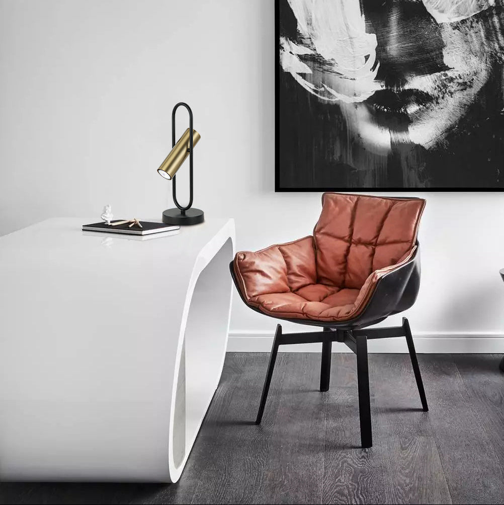 Chericoni Reggio tafellamp 1 licht Ø 15 cm, zwart/goud, stijlvol geplaatst op een tafel voor een moderne en sfeervolle uitstraling.