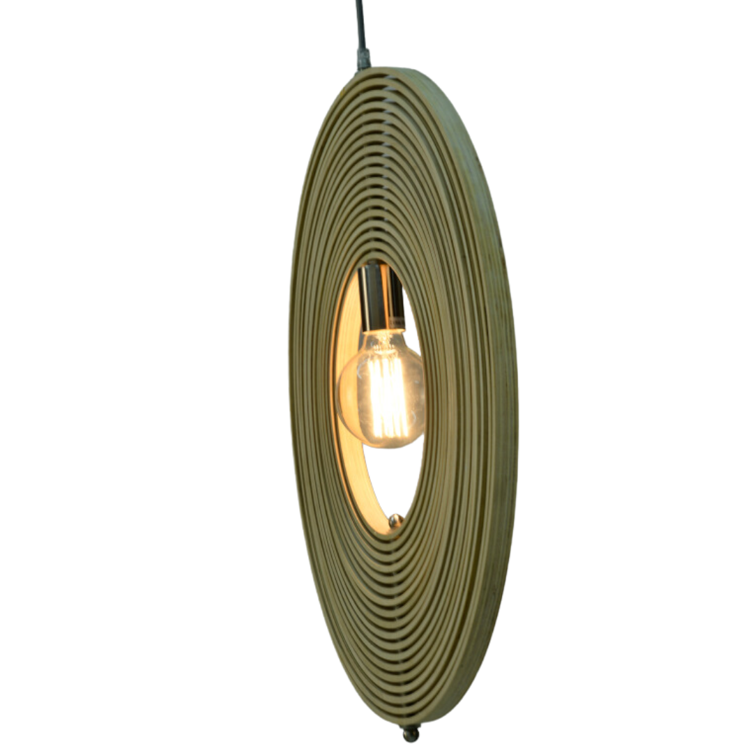 Moderne Pendelleuchte aus Holz mit offenem Ringdesign