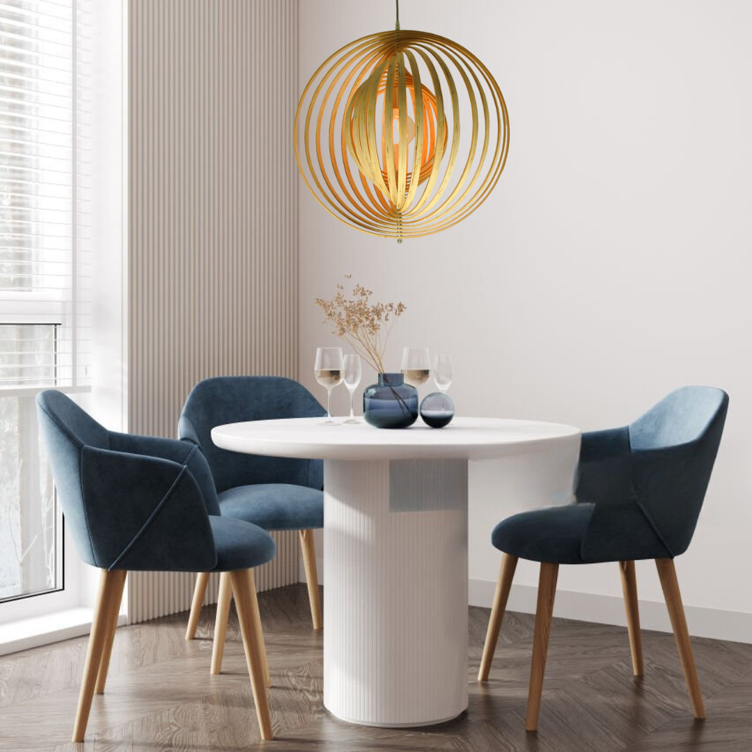 Hängelampe Chericoni Ring Ø60 cm aus Holz über einem Esstisch im skandinavischen Wohnzimmer