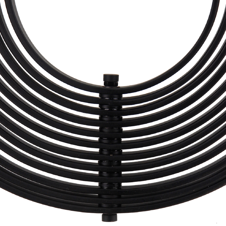 Detailansicht der offenen Metallstruktur der Hängelampe