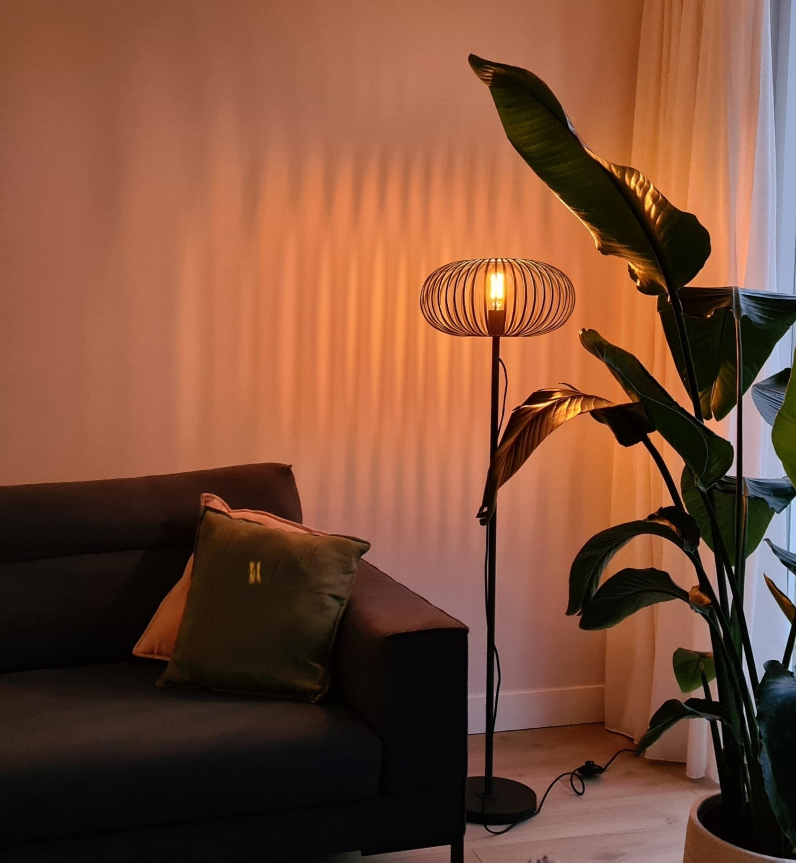 Vloerlamp Chericoni Curvato, zwart, Ø40 cm, verstelbare hoogte van 59 tot 143 cm. Modern design voor sfeervolle verlichting.