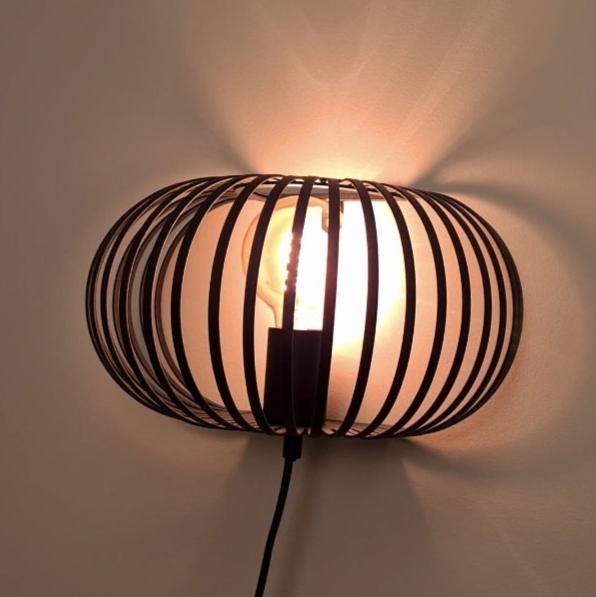 Wandlamp Chericoni Curvato, zwart metaal. Industrieel design voor stijlvolle en sfeervolle interieurverlichting.