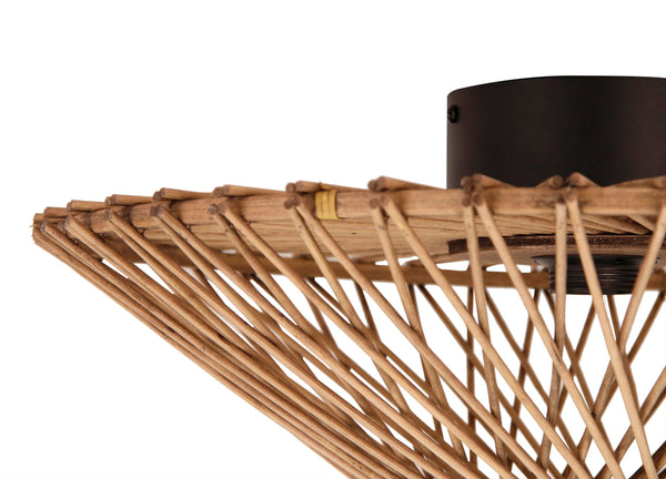 Een ronde plafondlamp van lichtbruin bamboe, gezien vanuit een licht perspectief van onderaf. De lamp heeft een open structuur waardoor het licht er mooi doorheen schijnt.