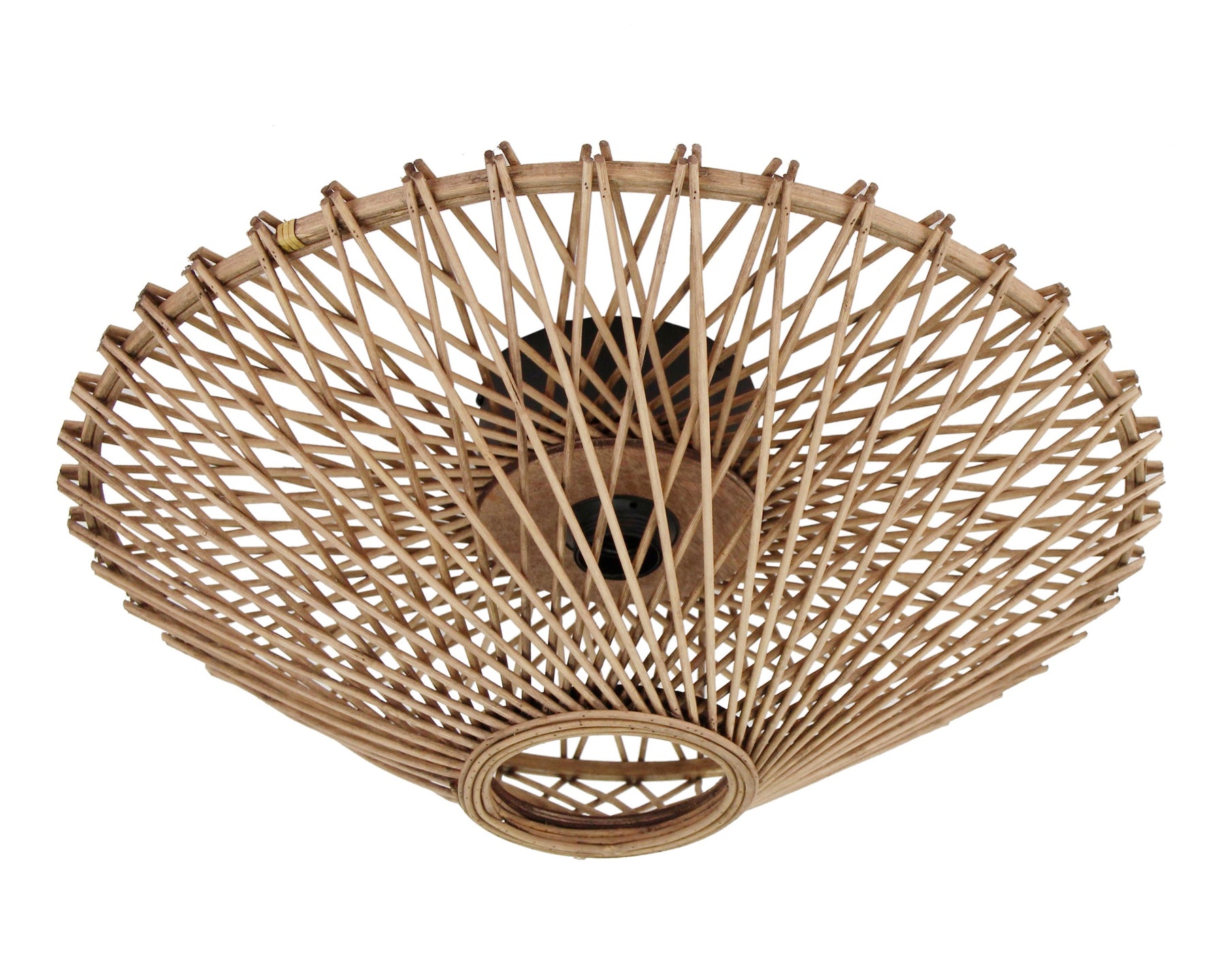 Een ronde plafondlamp van lichtbruin bamboe, gezien vanuit een licht perspectief van onderaf. De lamp heeft een open structuur waardoor het licht er mooi doorheen schijnt.