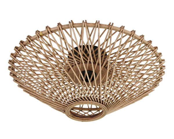 Een ronde plafondlamp van lichtbruin bamboe, gezien vanuit een licht perspectief van onderaf. De lamp heeft een open structuur waardoor het licht er mooi doorheen schijnt.