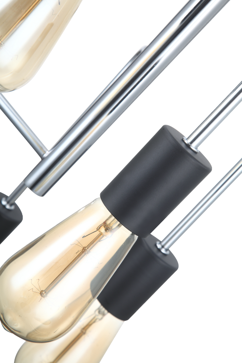 De Chericoni Retro Hanglamp met vijf lichtpunten, hangend aan een plafond. De lamp heeft een combinatie van chromen en zwarte elementen en een retro design.