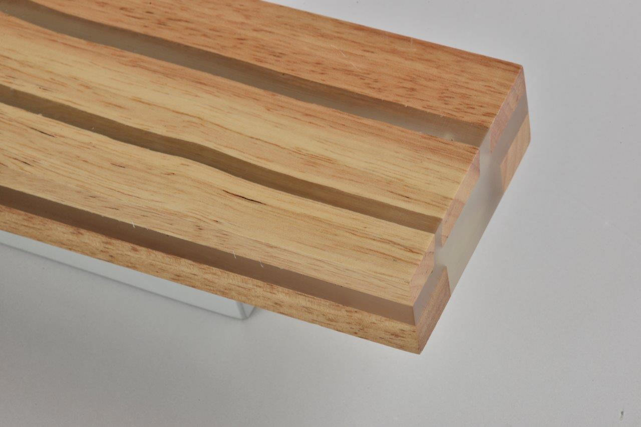 De Chericoni Travolta Wandlamp van echt hout met geïntegreerde LED-verlichting creëert een prachtig lichtspel. Perfect als bedlampje of sfeervolle wandverlichting. Hoogwaardige materialen en verfijnde afwerking.