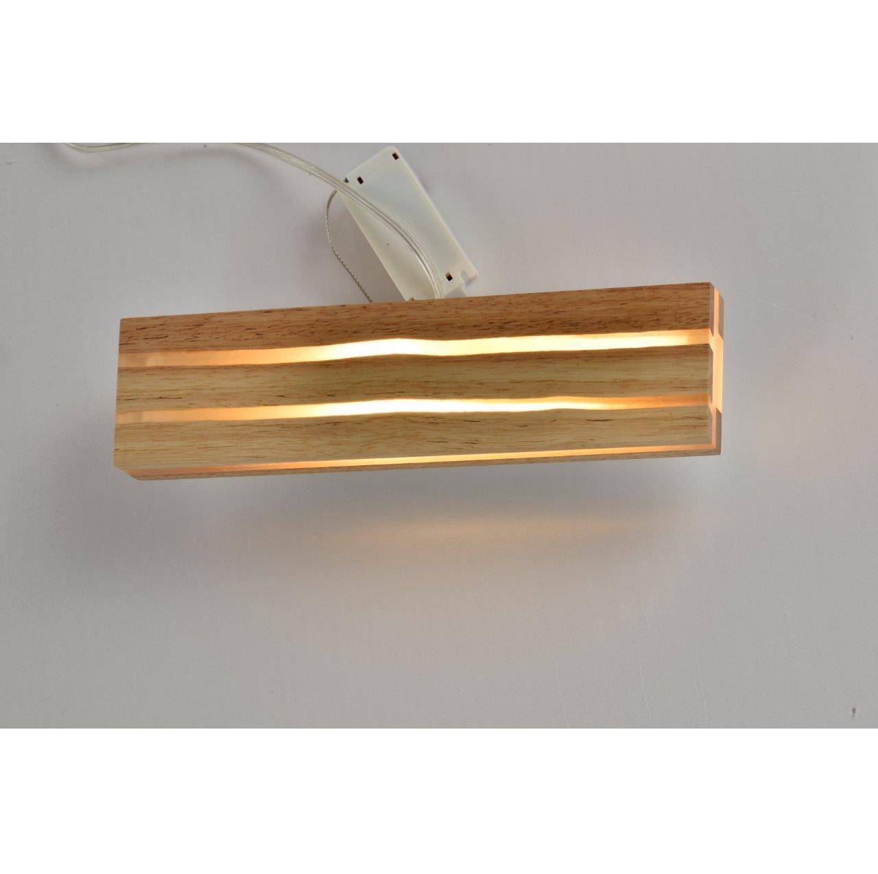 De Chericoni Travolta Wandlamp van echt hout met geïntegreerde LED-verlichting creëert een prachtig lichtspel. Perfect als bedlampje of sfeervolle wandverlichting. Hoogwaardige materialen en verfijnde afwerking.